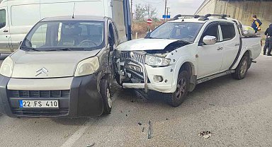 Keşan'da kamyonet ile hafif ticari araç çarpıştı: 2 yaralı
