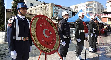 Kilis'te 29 Ekim kutlamaları çelenk sunma töreniyle başladı