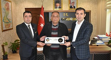 Kilosunu 160 bin liraya satın aldığı balın parasını Mehmetçik Vakfı ve besicilere verdi