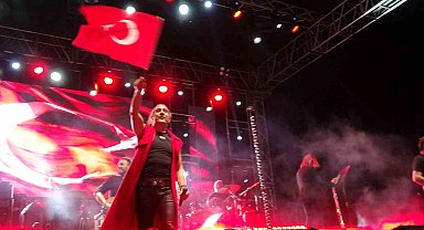 Kıraç Cumhuriyetin 100. yıl marşını ilk kez Kozan'da hayranlarına dinletti