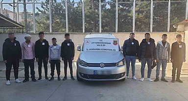 Kiralık araç ile insan kaçakçılığı yaparken jandarmaya yakalandılar