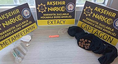 Kiralık araçla yakalanan zehir tacirleri uyuşturucuları çoraba saklamış