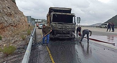 Kireç taşı yüklü hafriyat kamyonu seyir halindeyken yandı