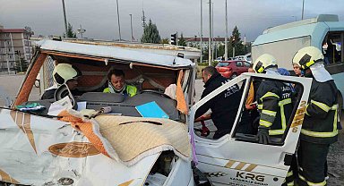 Kırmızı ışık ihlali yapan yolcu minibüsü kamyonetle çarpıştı: 11 yaralı