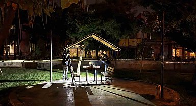 Kız arkadaşıyla çardakta otururken kendi kafasına sıkan genç ağır yaralandı