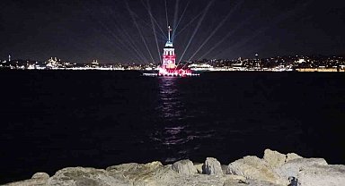 Kız Kulesi'ne Türk Bayrağı yansıtıldı