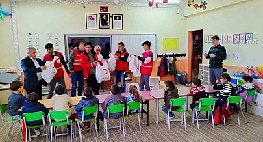 Kızılay Diyadin'de ihtiyaç sahiplerine ulaşmaya devam ediyor