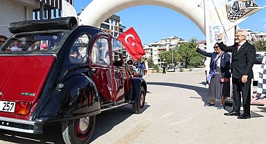 Klasik otomobiller, kız çocukları için yola çıktı