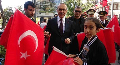 Kocaeli Valisi sokak sokak gezerek vatandaşlara Türk bayrağı dağıttı