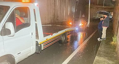 Kocaeli'de cadde ve sokaklar sular altında kaldı, 3 araç arıza yaptı