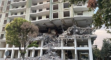 Kolonları parçalanan bina güçlükle yıkıldı