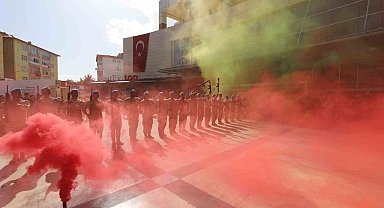 Komandoların gösterisi izleyenleri mest etti