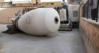 Kontrolden çıkan beton mikseri üzerine devrildiği 3 aracı kullanılamaz hale getirdi