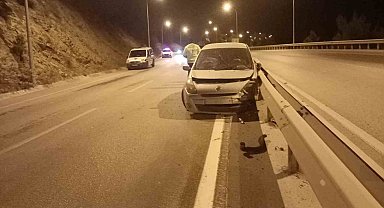 Kontrolden çıkan otomobil bariyerlere çarptı