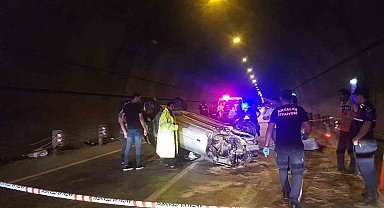 Kontrolden çıkan otomobil tünelde takla attı: 2 ölü