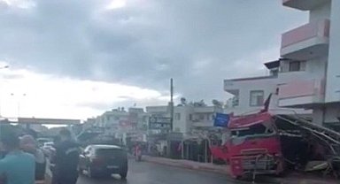 Kontrolden çıkan tır mağazaya daldı: 7 yaralı