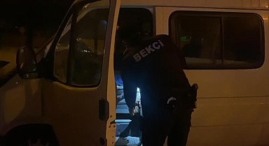 Kontrolden çıkıp ağacı yıkan minibüs karşı şeride geçti