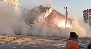 Kontrollü yıkım kontrolden çıktı, elektrik direkleri enkaz altında kaldı