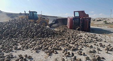 Konya'da pancar yüklü tır devrildi: 2 yaralı