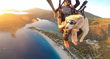Köpeğiyle yamaç paraşütü atlayışı yaptı
