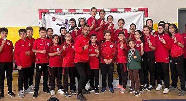 Körfezli karateciler madalyalarla döndü