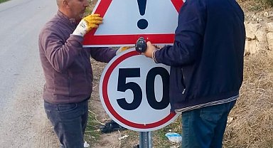 Köy yolları trafik levhalarıyla artık daha rahat