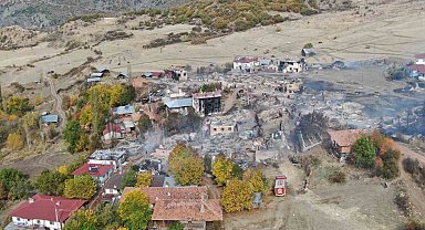 Köyde çıkan yangın savaş alanını aratmadı: 47 evin küle döndüğü yangın havadan görüntülendi