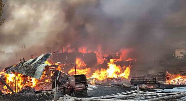 Köyde çıkan yangın şiddetini arttırdı: 15 ev alevlere teslim oldu