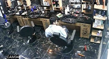 Kuaförde yere düşerek patlayan sprey ilginç anlara neden oldu