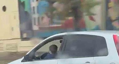 Küçük çocuğu direksiyon başına geçirip tehlike saçtı