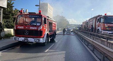 Küçükçekmece E-5 yan yolda metruk bir binada yangın çıktı: Yol trafiğe kapandı