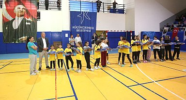 Küçükçekmece'de 3 bin 600 öğrenciye spor malzemeleri dağıtıldı