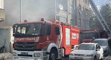 Küçükçekmece'de 3 katlı binanın çatı katı alev alev yandı