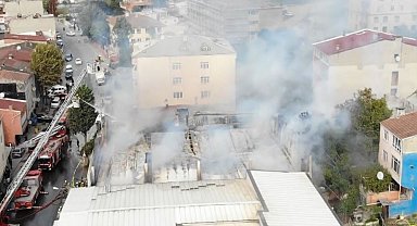 Küçükçekmece'de gıda boyası deposunda yangın çıktı, 4 ev boşaltıldı