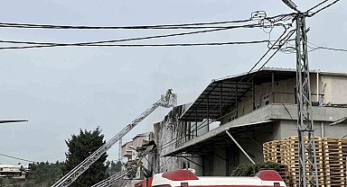 Küçükçekmece'de gıda boyası deposundaki yangın söndürüldü