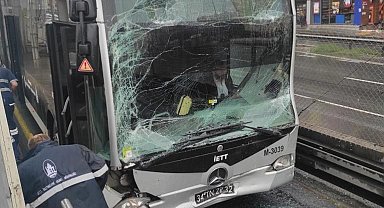 Küçükçekmece'de iki metrobüs kafa kafaya çarpıştı