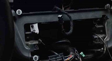 Küçükçekmece'de lüks aracı 3 dakikada soydular