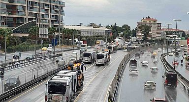 Küçükçekmece'de metrobüsler çarpıştı: 4 yolcu hafif yaralandı