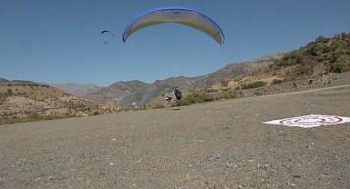Kulp'ta yamaç paraşütü etkinliğinde Filistin'e destek