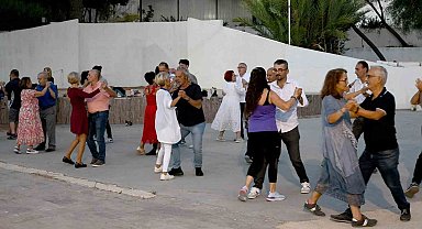 Kuşadalılar 100'üncü yılı 100 kişilik vals gösterisi ile kutlayacak