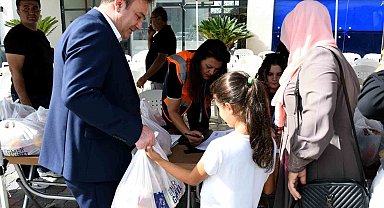 Kuşadası Belediyesi çocukların beslenme çantalarını dolduruyor