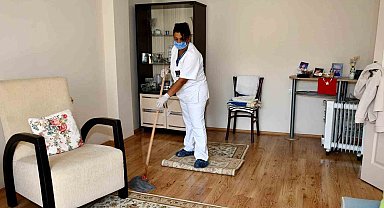 Kuşadası Belediyesi Evde Bakım Birimi vatandaşları yalnız bırakmıyor