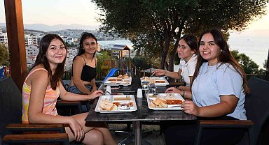 Kuşadası Belediyesi sofrasını üniversite öğrencilerine açtı