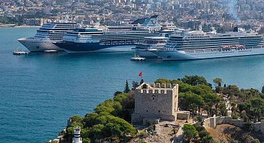 Kuşadası'na 4 gemiyle denizden 6 bin 854 yolcu geldi