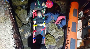 Kuşadası'nda kayalıklardan düşen yabancı uyruklu şahıs kurtarıldı