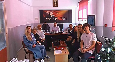 Kütahya Yardım Sevenler Şubesi 100 çocuğa mont ve bot dağıttı