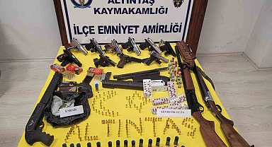Kütahya'da 10 tabanca, 4 tüfek ve uyuşturucu maddi ele geçirildi