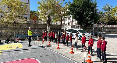 Kütahya'da 275 öğrenciye temel trafik eğitimi verildi