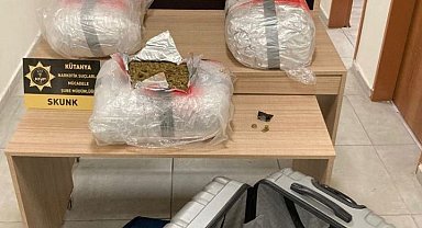 Kütahya'da dur ihtarına uymayan araçta 17 kilo uyuşturucu ele geçirildi