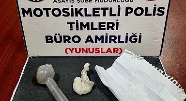 Kütahya'da ehliyetsiz sürücünün trafikten men edilmiş aracında uyuşturucu ele geçirildi